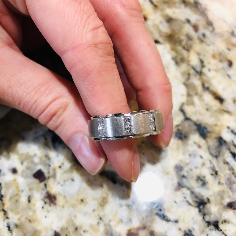 Size 10 men’s 14k white gold diamond wedding band